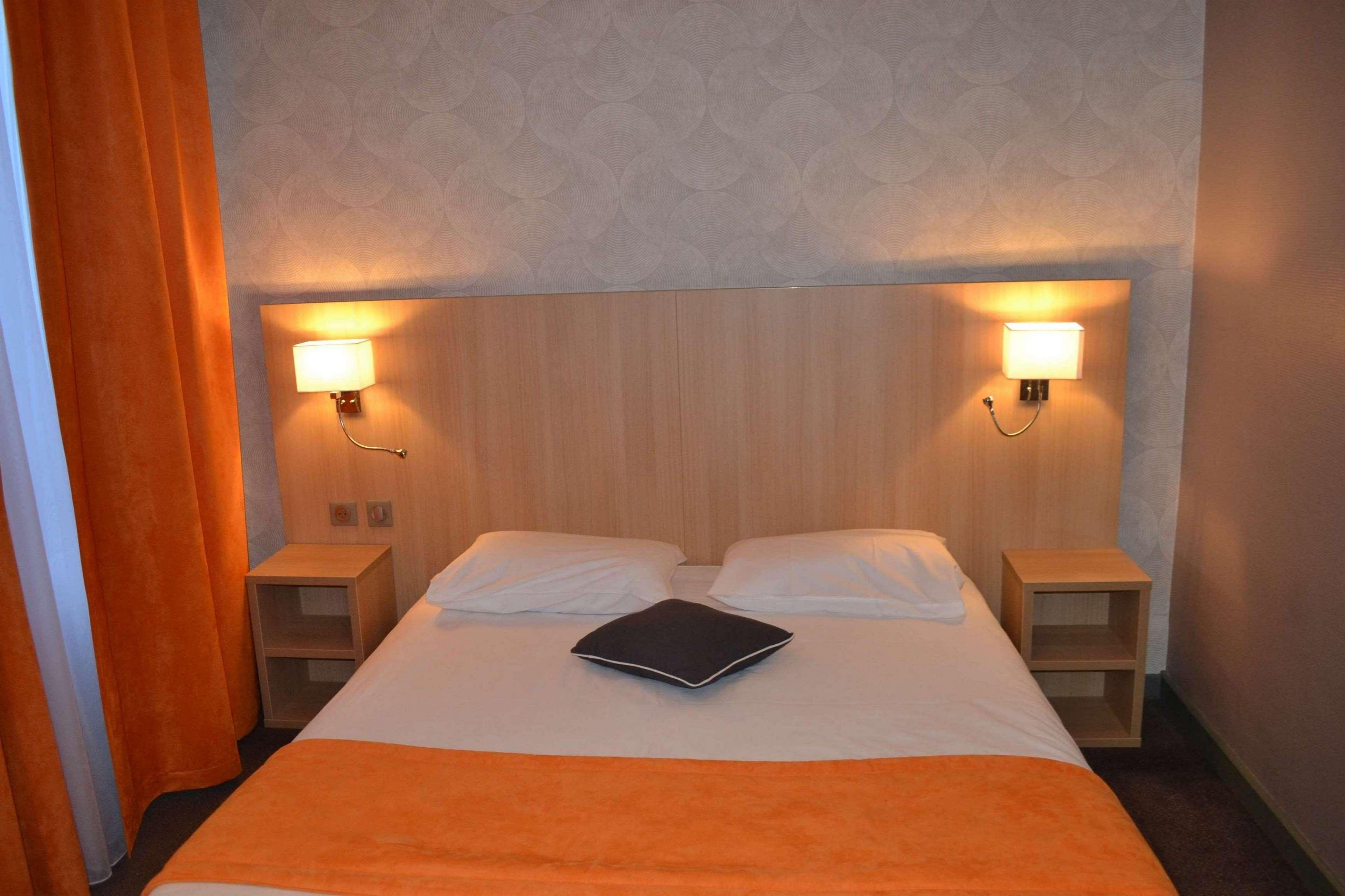 กีเรียด เรียมส์ ซองเทรอ Hotel แร็งส์ ภายนอก รูปภาพ